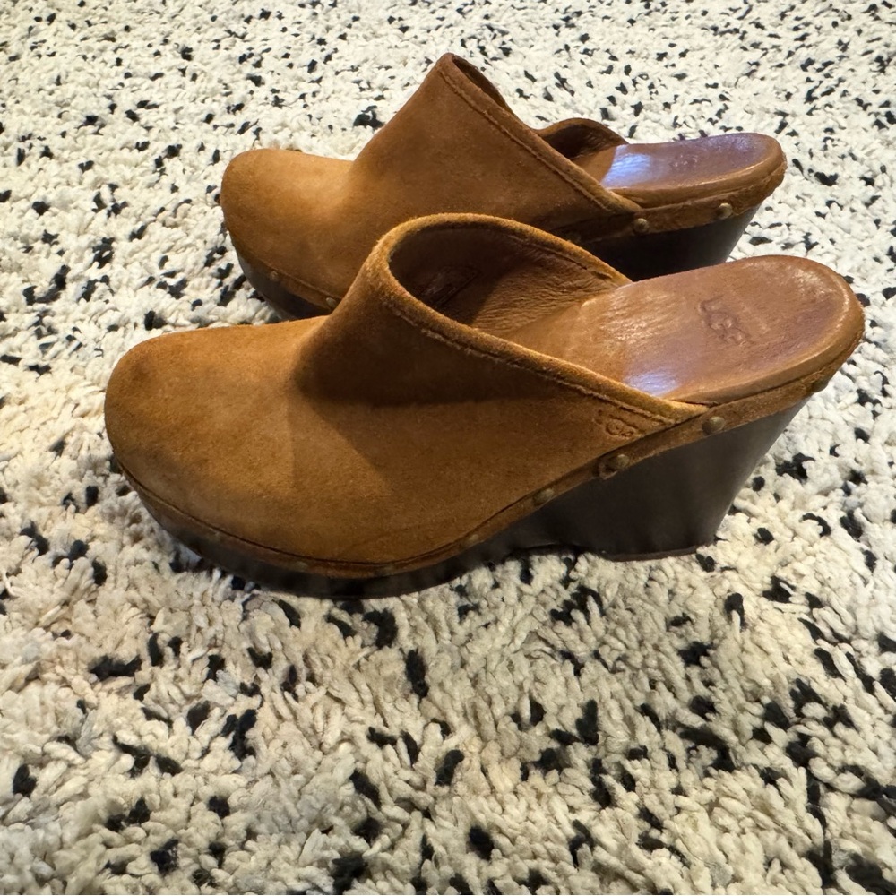 Ugg tan suede clogs size 8